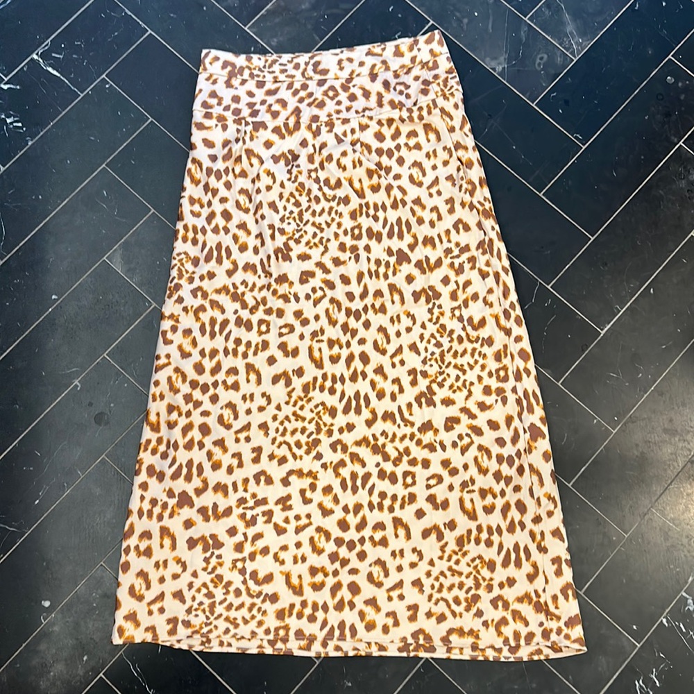 Free People silk skirt size 8 ( fits like a 6) runs small